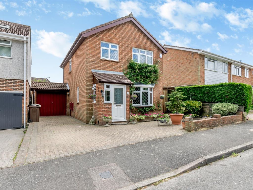 4 bed detached house for sale in Whitebeam Drive, Coxheath, Maidstone