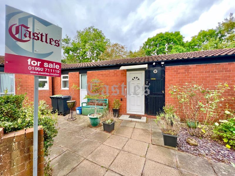 1 bed bungalow for sale in Takeley Close, Waltham Abbey EN9, £325,000
