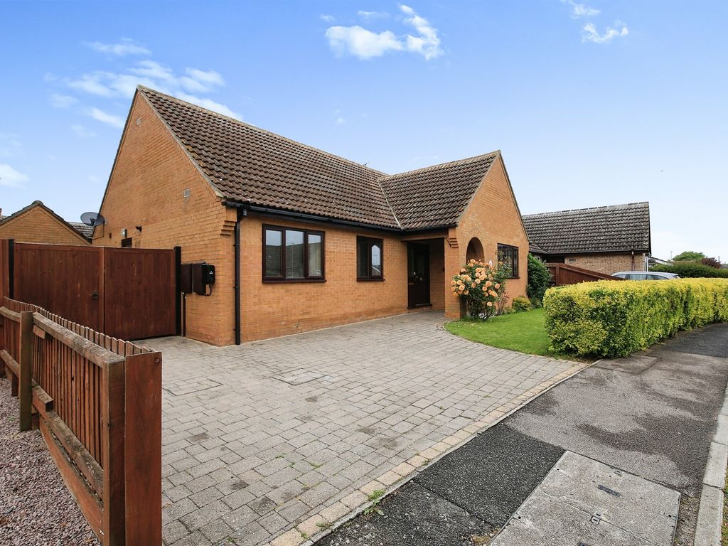 3 bed detached bungalow for sale in Aversley Road, Sawtry, Huntingdon