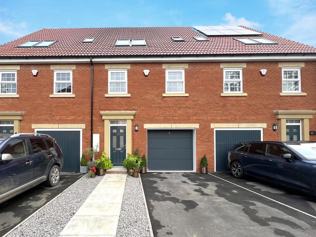 4 bed terraced house for sale in Harrison Croft, Gilberdyke, Brough