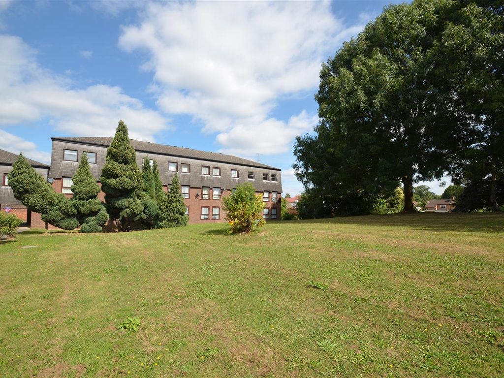 2 bed flat to rent in Shawfield Court, Church Road, West Drayton UB7, £