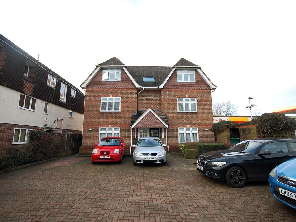 2 bed flat to rent in Melthorne Court, High Road, Ickenham UB10, £1,595