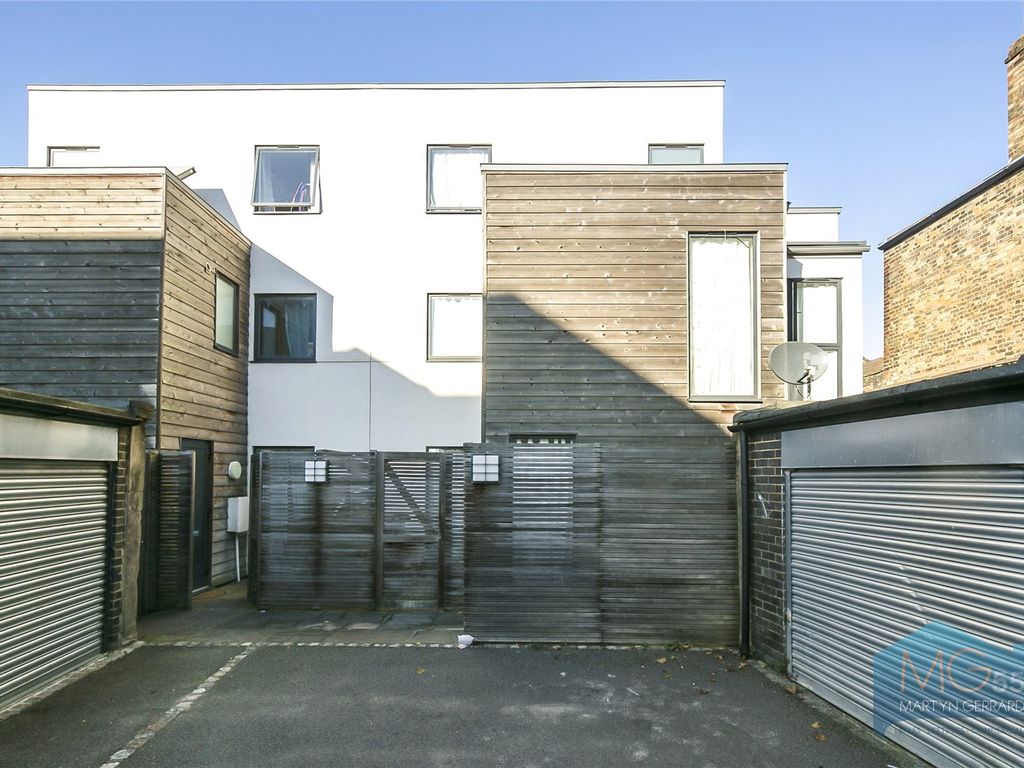 3 bed semidetached house for sale in Viceroy Place, Viceroy Close