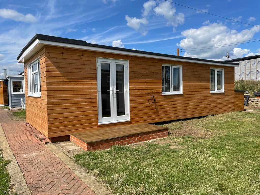 2 bed mobile/park home for sale in Marine Parade, Sheerness ME12, £