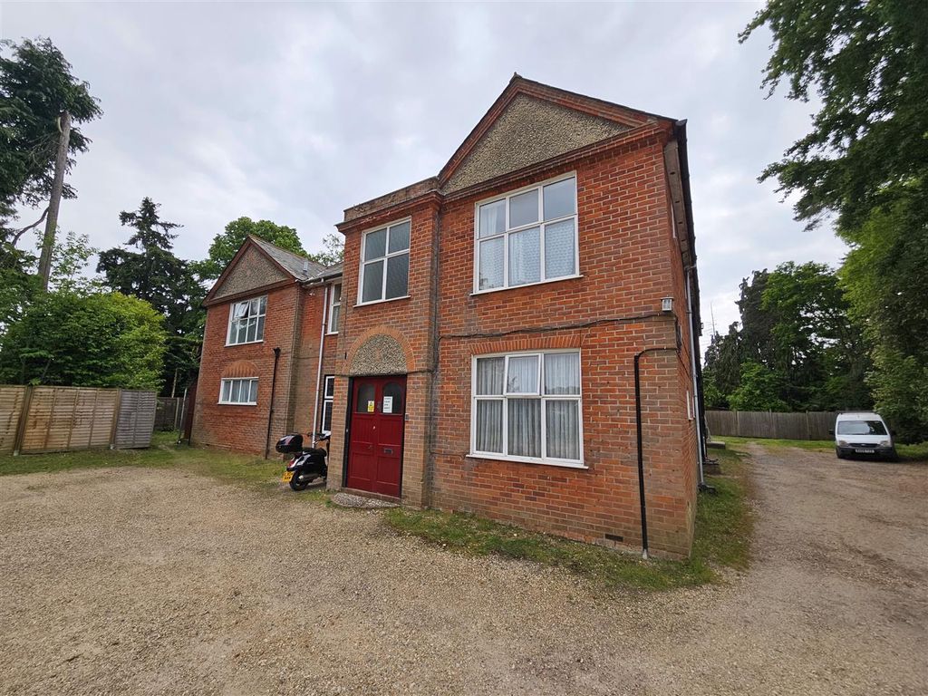 Studio to rent in Reading Road South, Church Crookham, Fleet GU52, £650