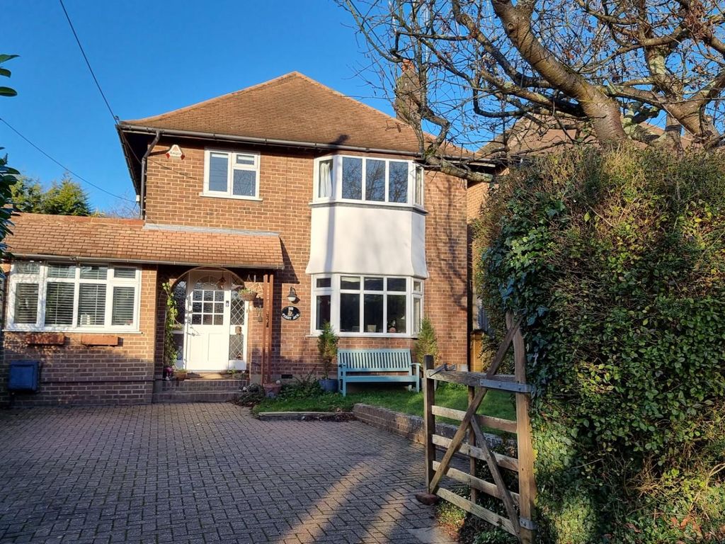 4 bed detached house for sale in First Avenue, Amersham