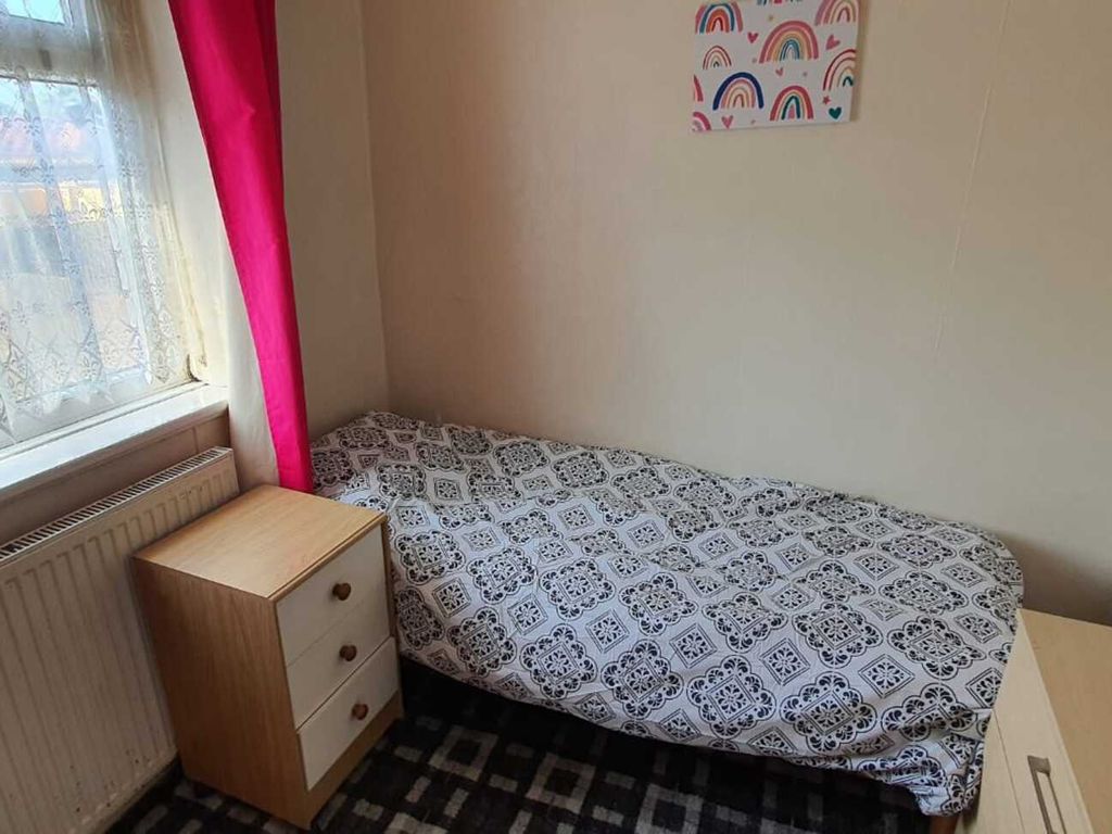 3 bed shared to rent in Hurstcroft Road, Kitts Green