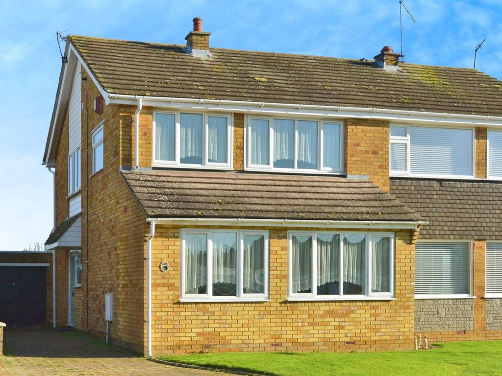 3 bed semidetached house for sale in Glebe Road, Deanshanger, Milton