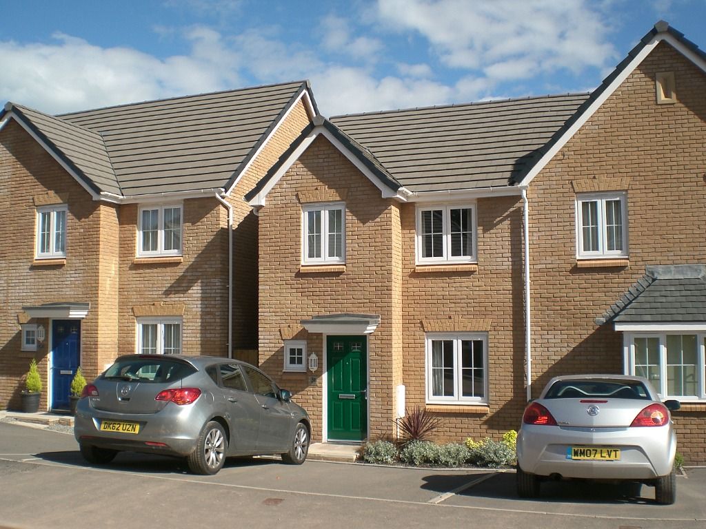 3 bed semidetached house to rent in Heol Senni, Bettws, Newport NP20
