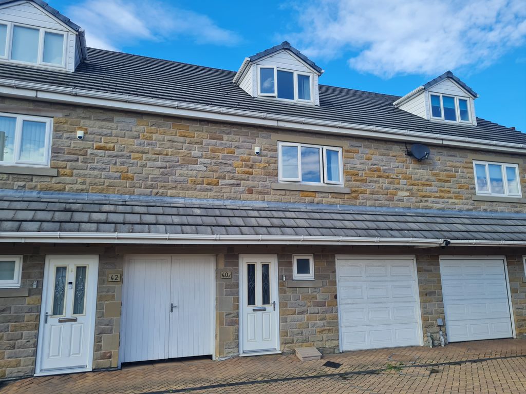 3 bed property to rent in Howden Clough Road, Morley, Leeds LS27, £