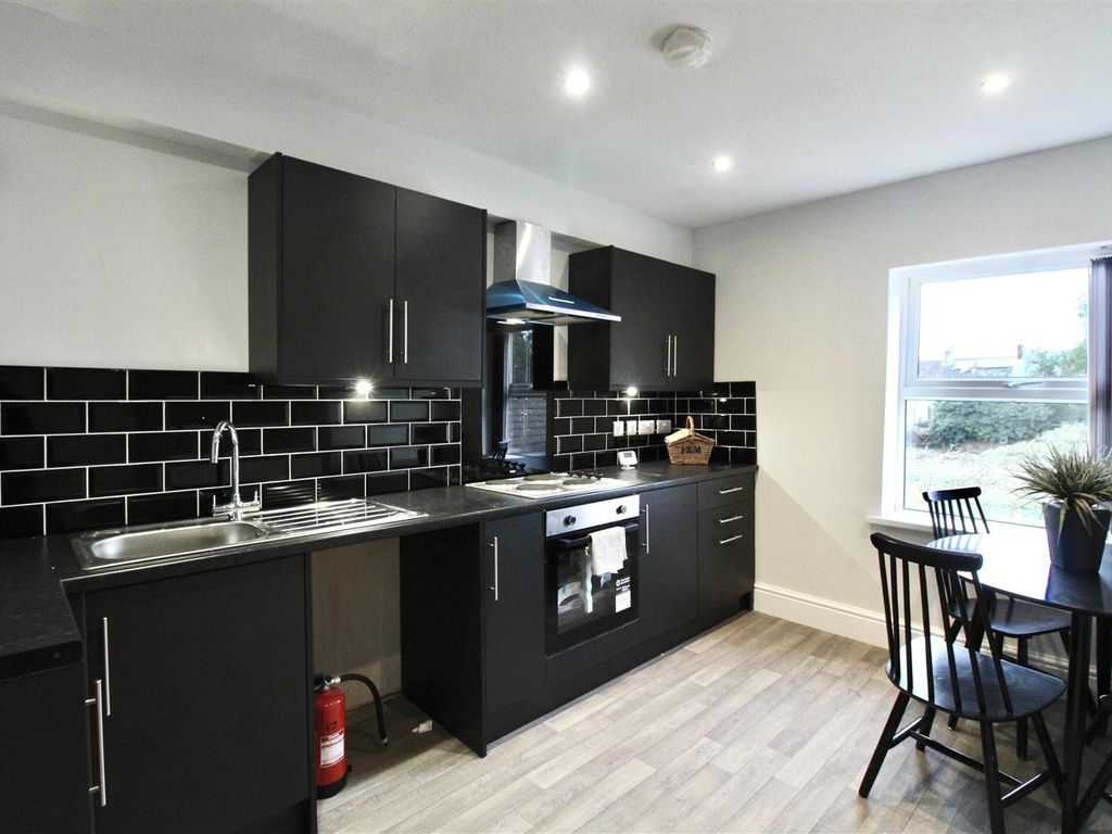 2 bed property to rent in Albert Avenue, Anlaby Road, Hull HU3, £800