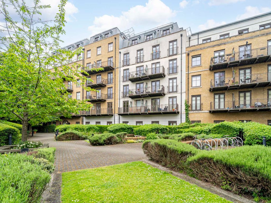 2 bed flat for sale in Highbury Gardens, Holloway Road, London N7, £