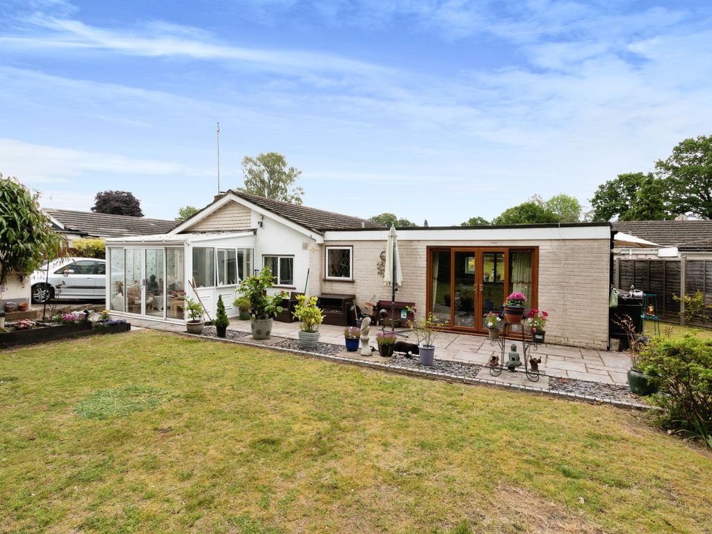 3 bed detached bungalow for sale in Lockwood Close, Farnborough GU14, £