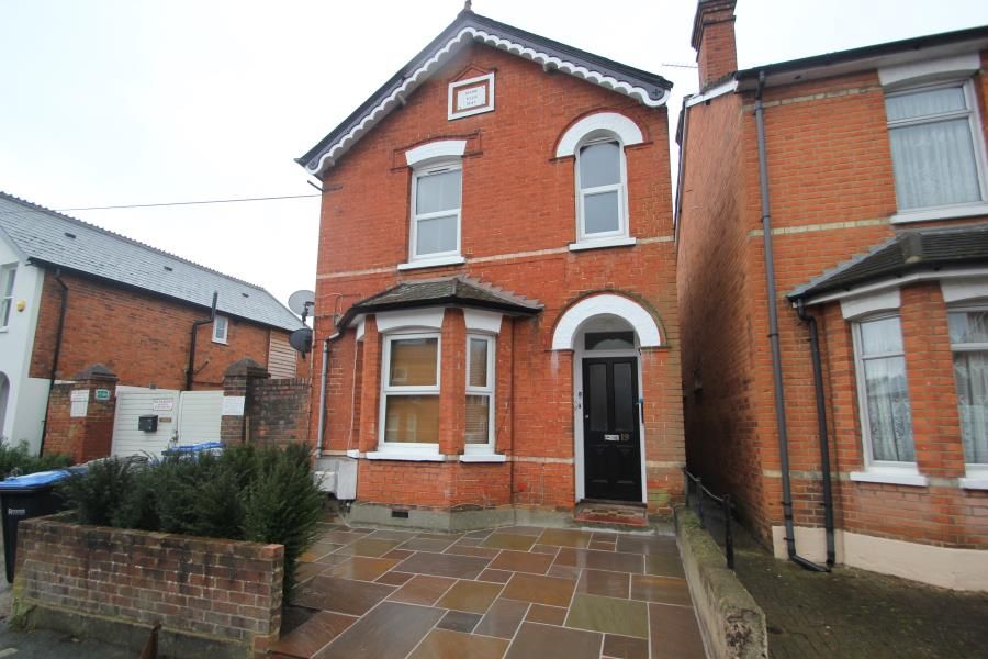 1 bed flat to rent in Chapel Avenue, Addlestone KT15, £1,250 pcm Zoopla