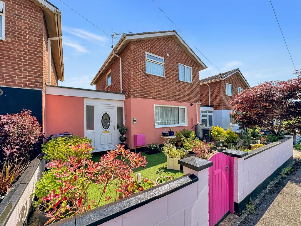 4 bed link detached house for sale in Chiltern Close, Warminster BA12