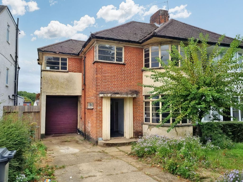 4 bed semidetached house for sale in Hampden Way, London N14, £390,000