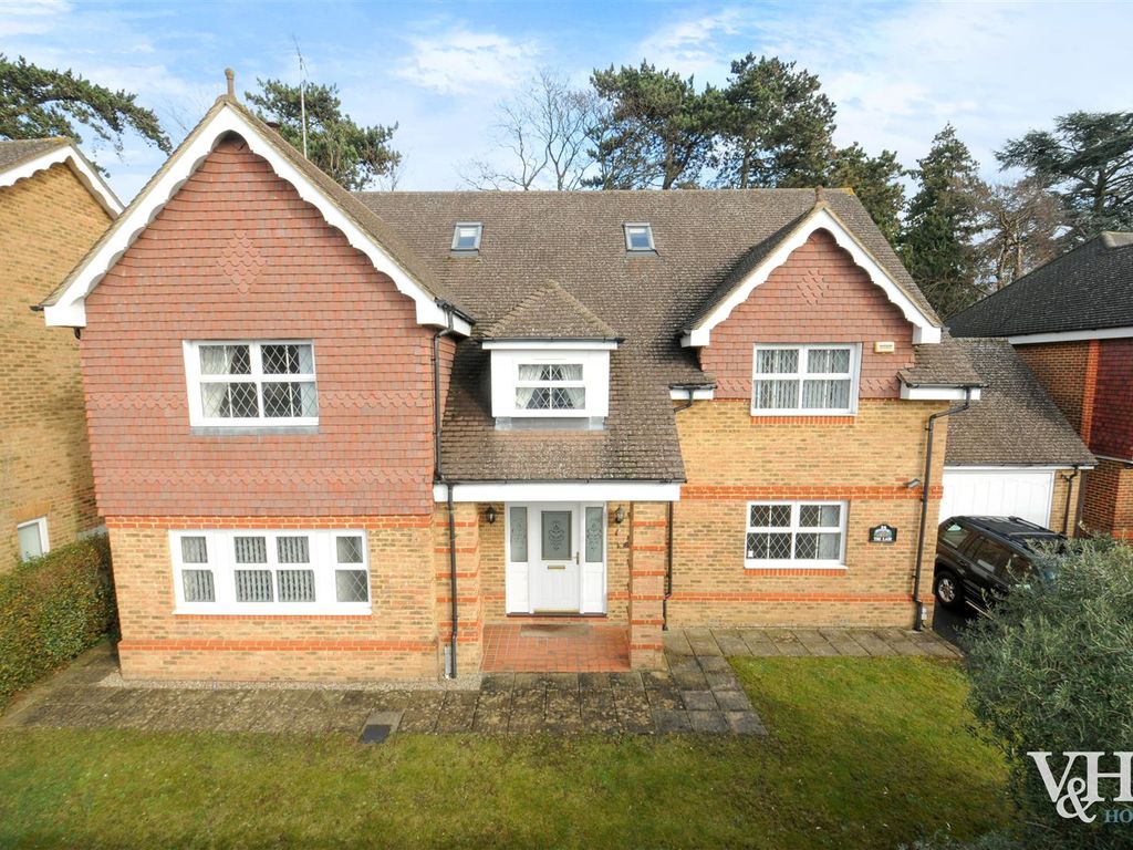 5 bed detached house to rent in Quarry Gardens, Leatherhead KT22, £