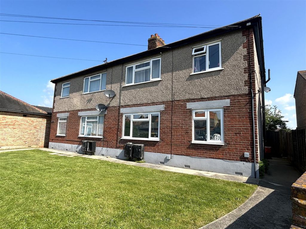 2 bed flat to rent in Coppins Road, ClactonOnSea CO15, £850 pcm Zoopla