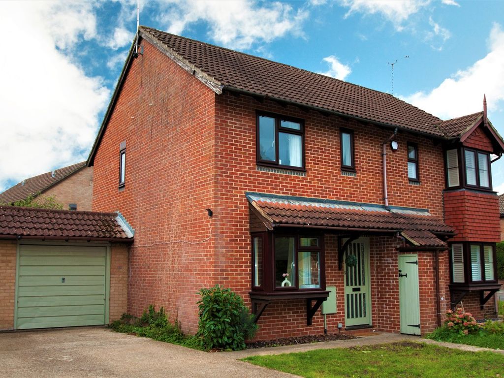 2 bed semidetached house for sale in Roycroft Lane, Finchampstead