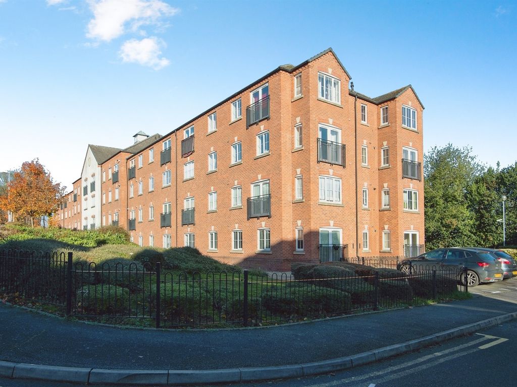 2 bed flat for sale in Harrington Croft, West Bromwich B71, £120,000