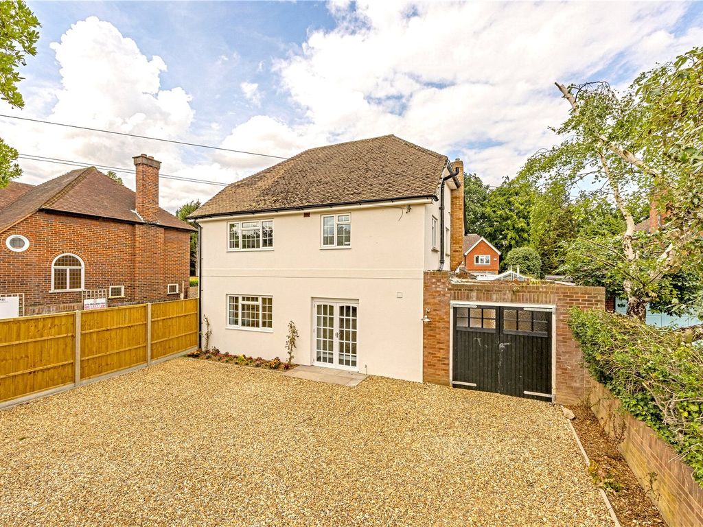 3 bed detached house for sale in Manor Road North, Hinchley Wood