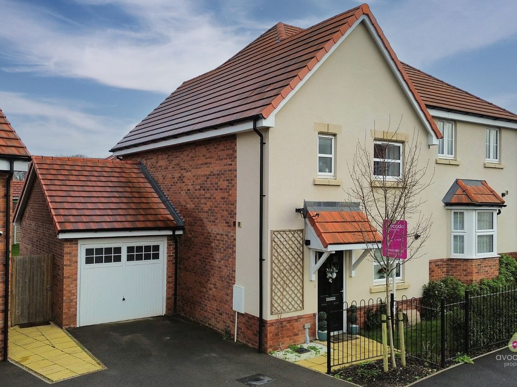 3 bed semidetached house for sale in Chapman Drive, Binfield