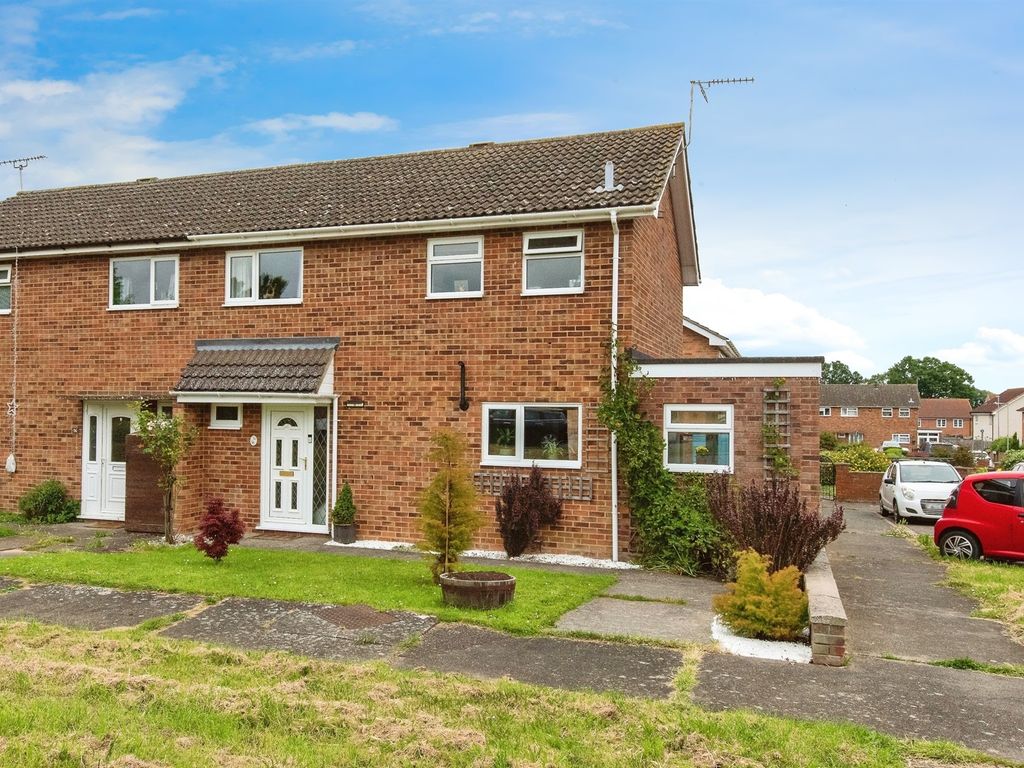 3 bed semidetached house for sale in Gainsborough Road, Stowmarket