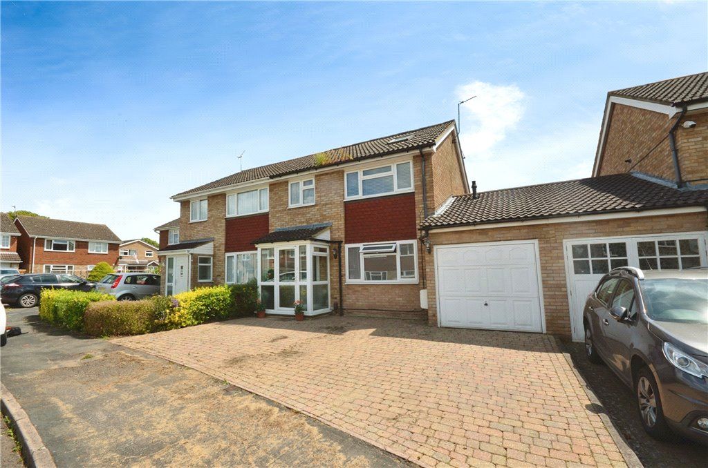 4 bed semidetached house for sale in Dean Close, Aylesbury HP21, £
