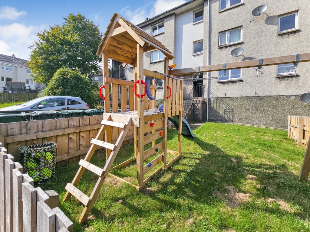 2 bed flat for sale in 17 Oakfield, Tarbert, Argyll PA29, £70,000 Zoopla