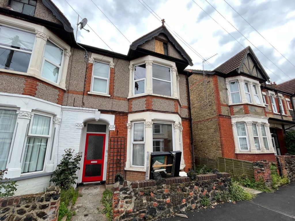 1 bed flat for sale in 46B Silverdale Avenue, WestcliffOnSea, Essex