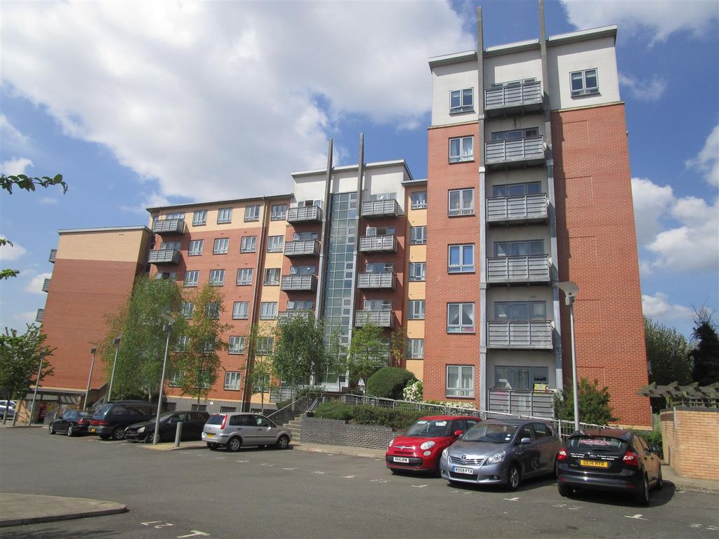 2 bed flat for sale in Buckingham Avenue, Slough SL1 Zoopla