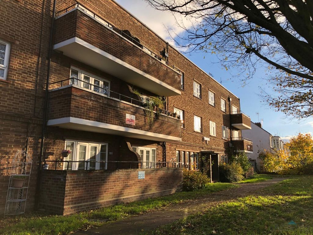 3 bed flat for sale in Myrtle Road, Palmers Green, London N13, £350,000
