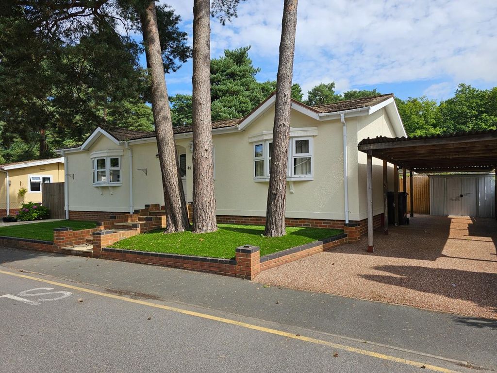 2 bed mobile/park home for sale in Nine Mile Ride, Finchampstead, Wokingham RG40, £255,000 Zoopla