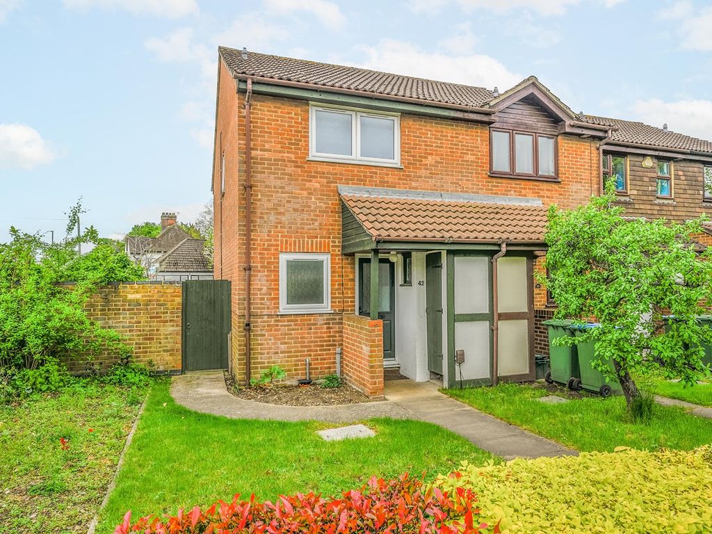2 bed end terrace house for sale in Walton Park Lane, WaltonOnThames