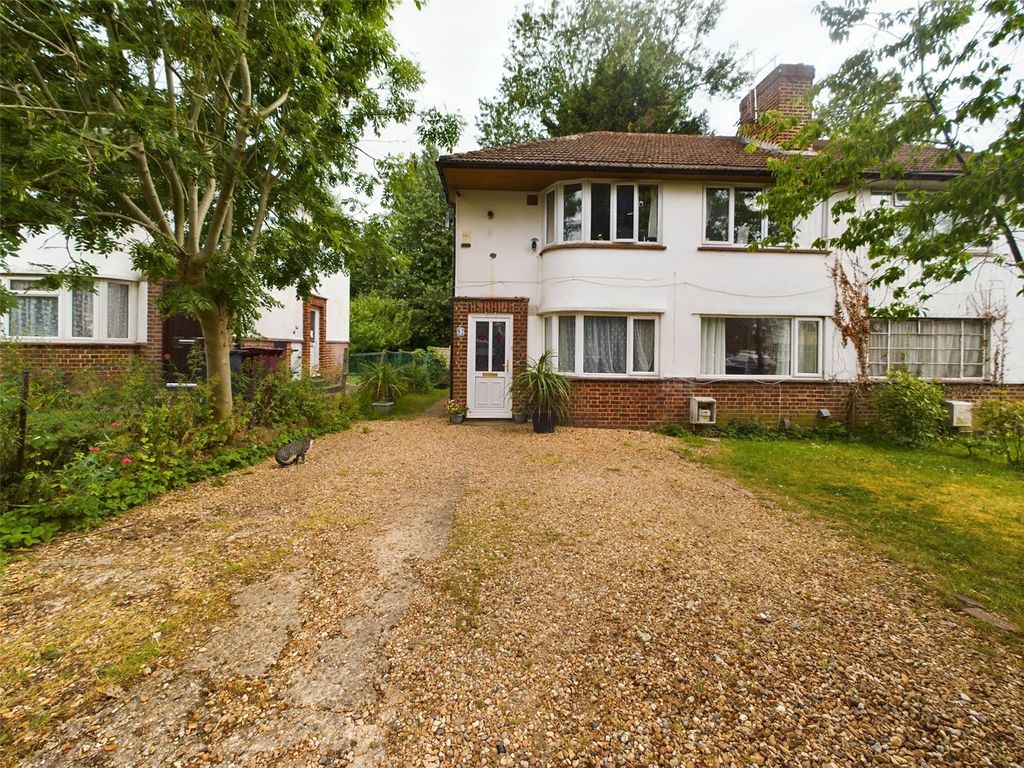 2 bed property for sale in Windermere Road, Reading, Berkshire RG2, £