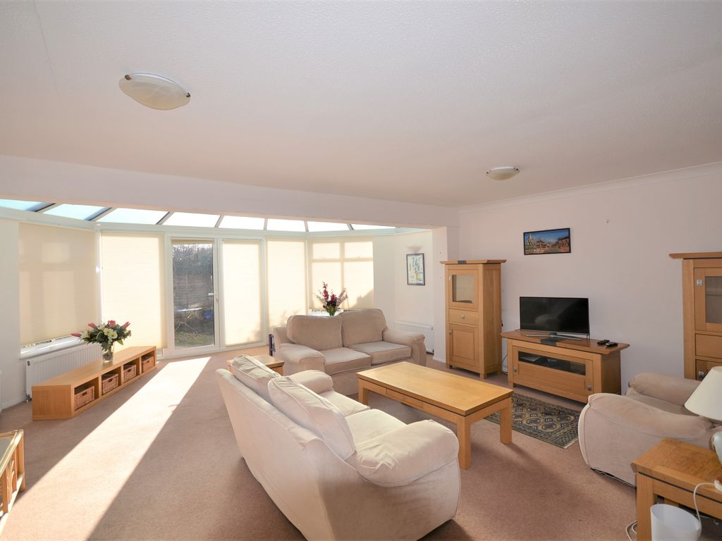 3 bed terraced house to rent in Leaholme Gardens, Burnham, Slough SL1