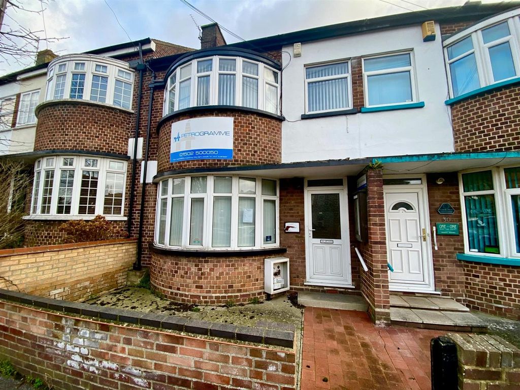 3 bed terraced house for sale in Alexandra Road, Lowestoft NR32, £