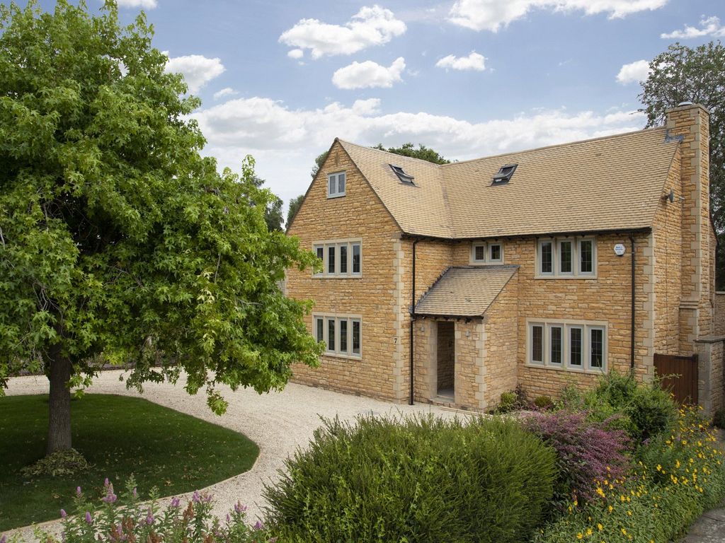 4 bed detached house for sale in Cherry Orchard Close, Chipping Campden