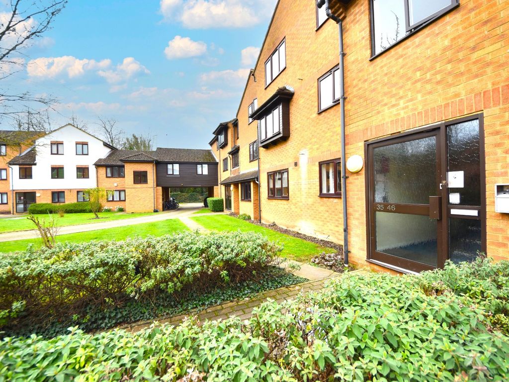 1 bed flat for sale in Knaves Hollow, Wooburn Moor, High HP10