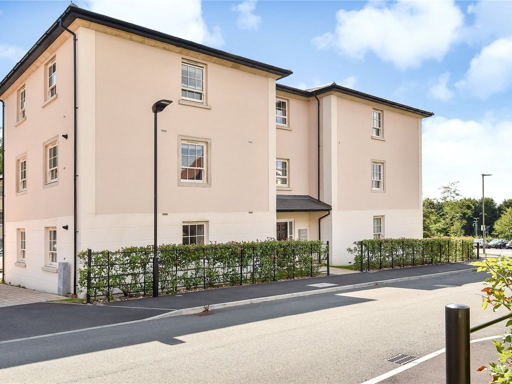 2 bed flat for sale in Manor Road, Winchester, Hampshire SO22, £299,950