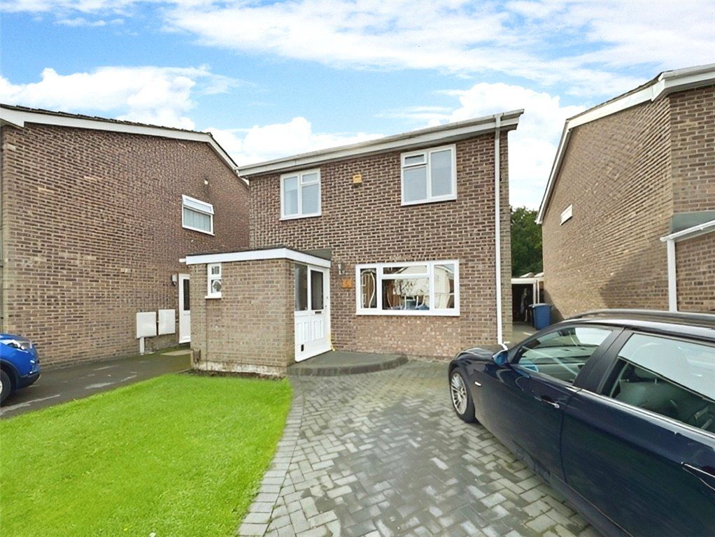 4 bed detached house for sale in Cypress Way, Blackwater, Camberley