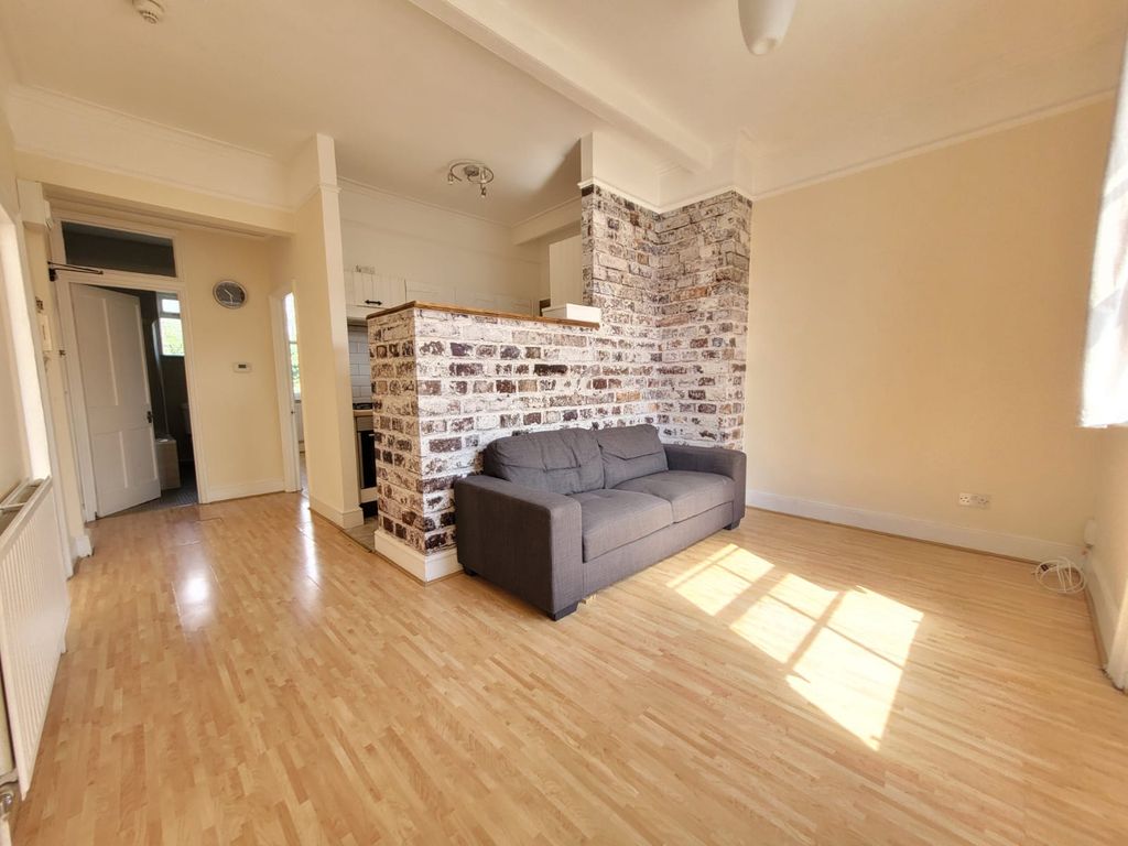 2 bed flat to rent in Camden Road, Islington N7 Zoopla