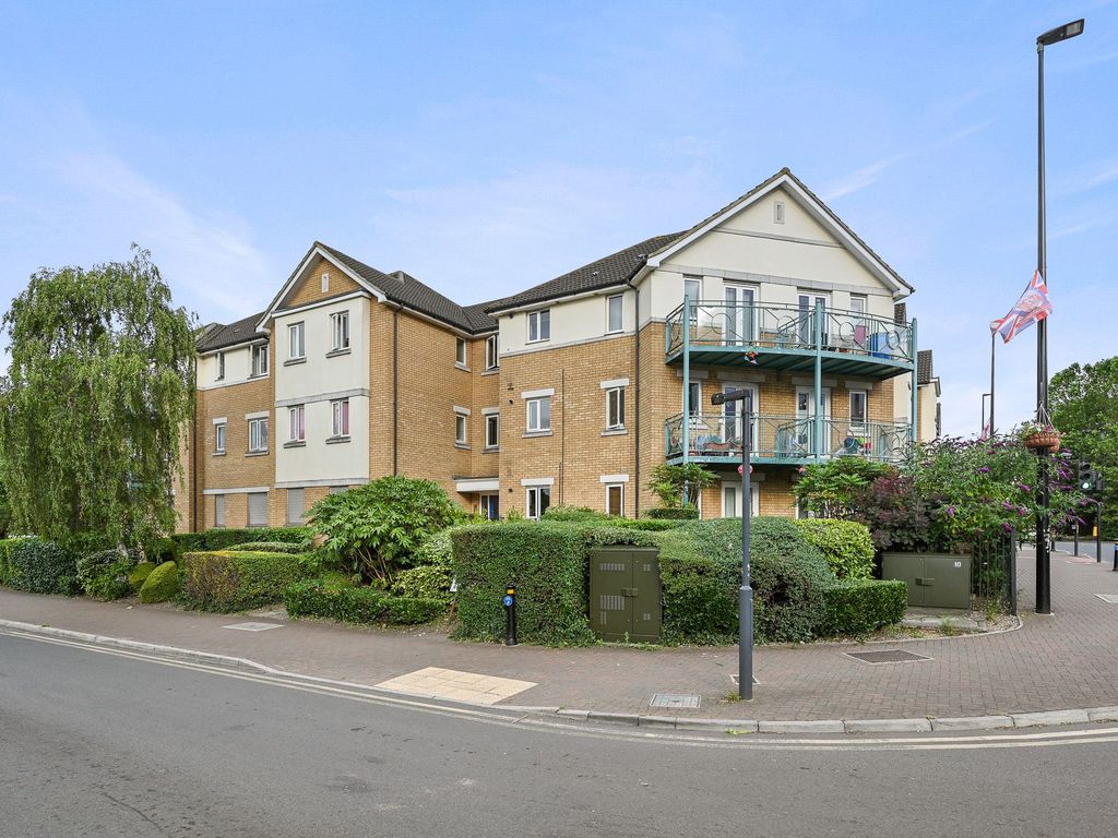 2 bed flat for sale in High Road, Harrow Weald, Harrow HA3, £325,000