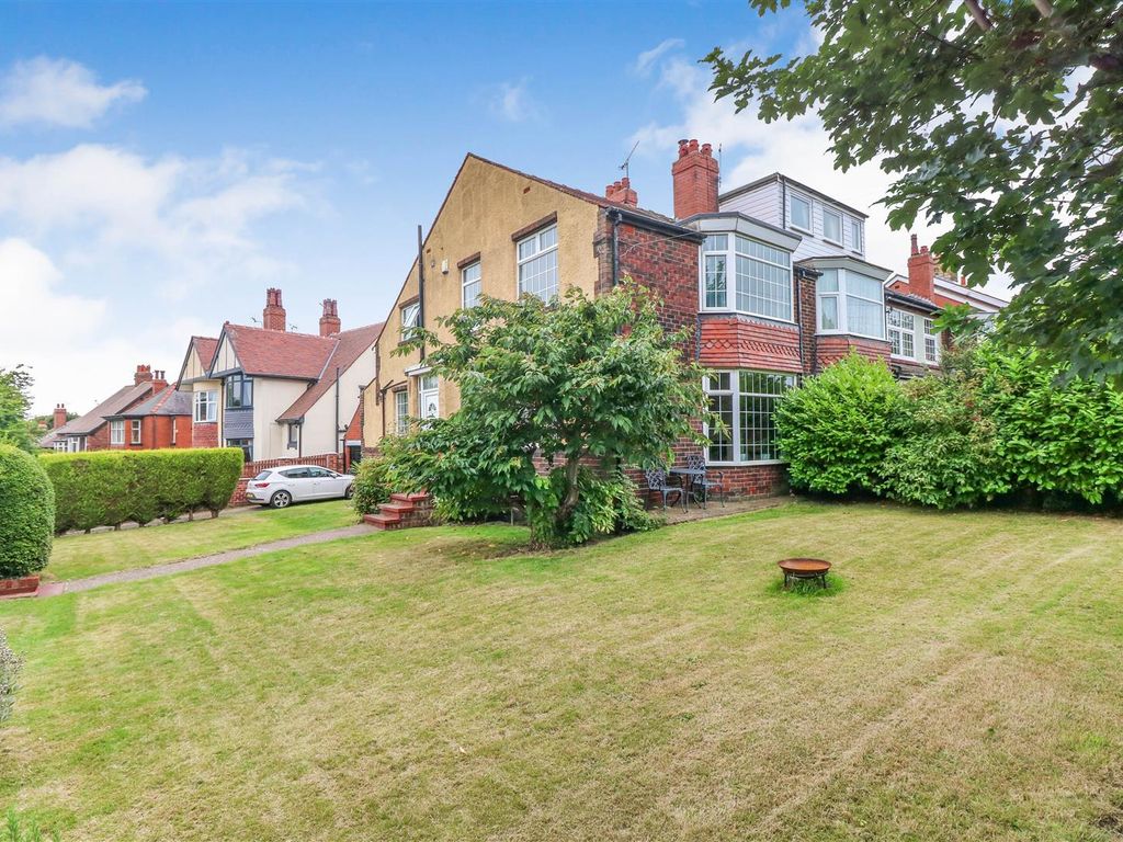 3 bed town house for sale in Mount Vernon Crescent, Barnsley S70, £