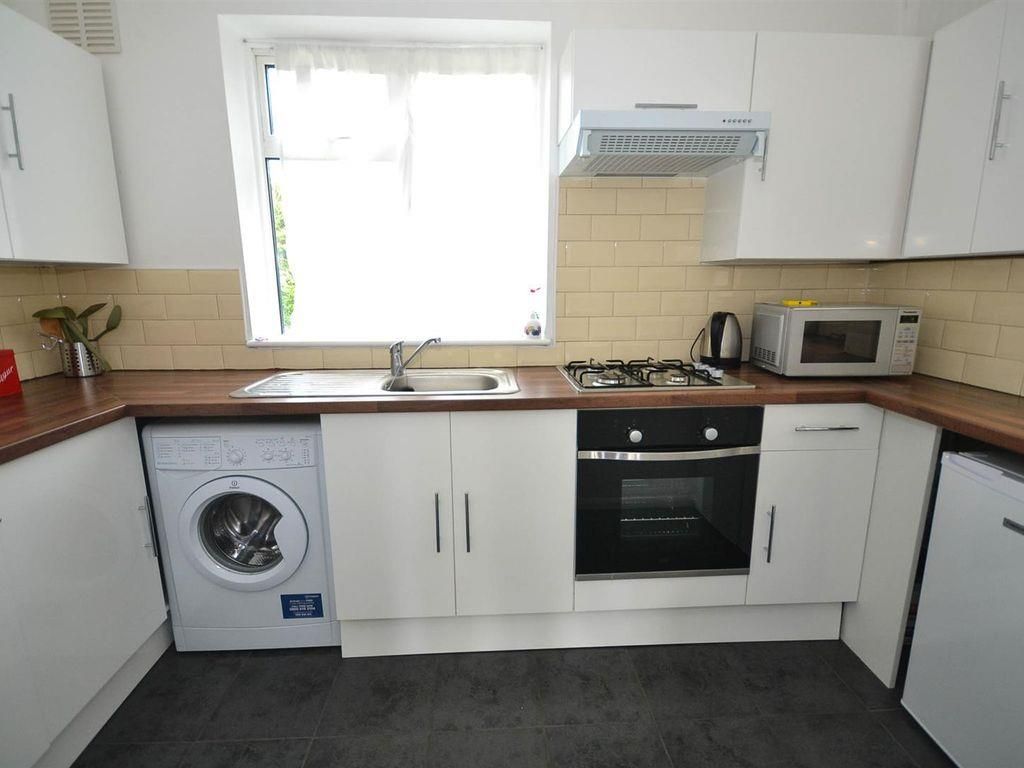 2 bed property for sale in Bells Hill, EN5 Zoopla
