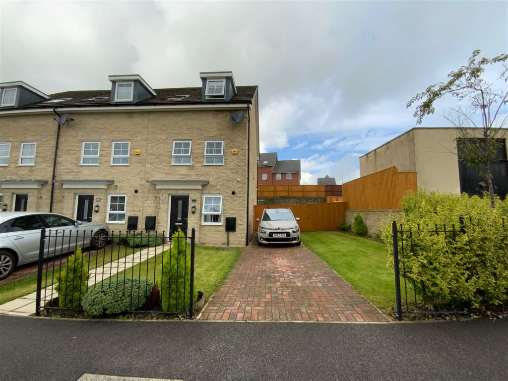 3 bed semidetached house for sale in Fields Farm Road, Hyde SK14, £