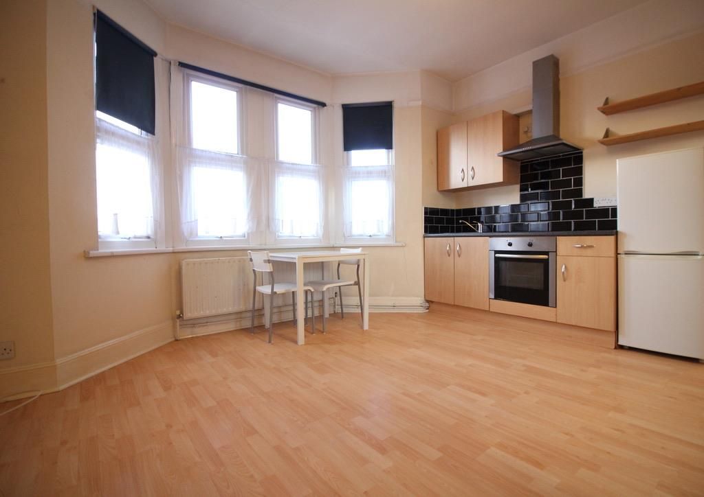 Studio to rent in Hanworth Road, Hounslow TW4, £875 pcm Zoopla