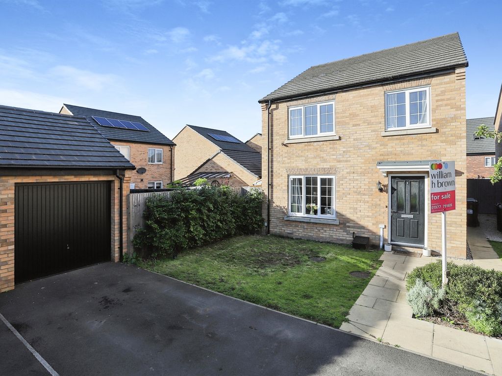 4 bed detached house for sale in Warren Court, Featherstone, Pontefract