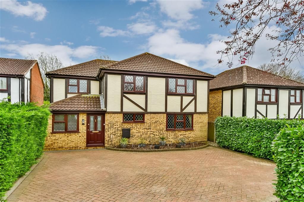 4 bed detached house for sale in Harvesters Way, Weavering, Maidstone