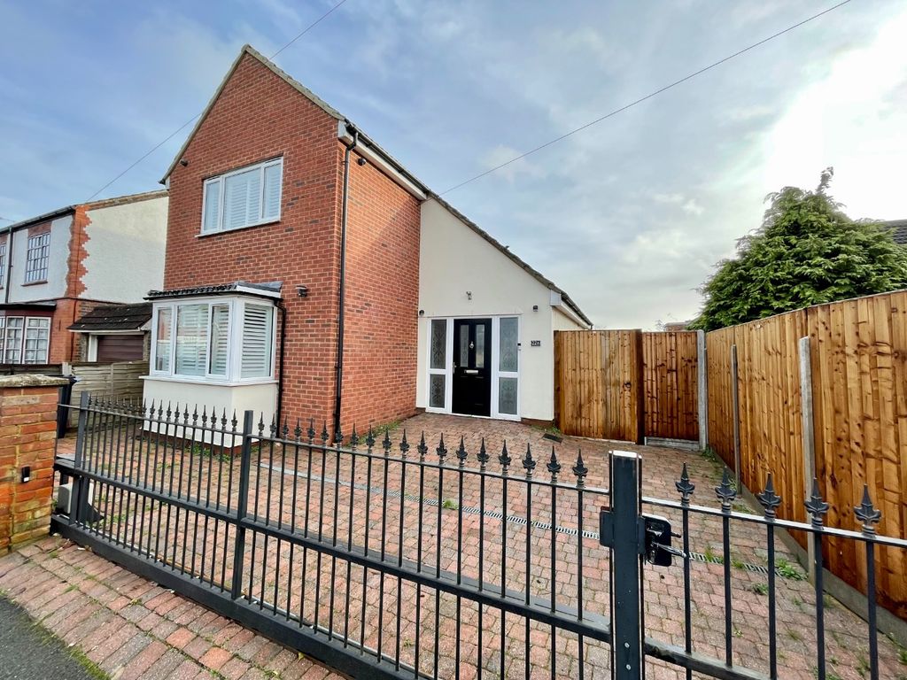 3 bed detached house for sale in Lothair Road, Luton, Bedfordshire LU2